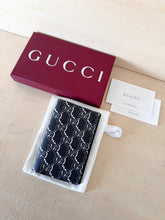 Carica l'immagine nel visualizzatore di Gallery, Gucci Portacarte Verticale GG Shadow Nero/Grigio
