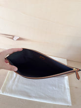 Carica l'immagine nel visualizzatore di Gallery, Fendi Pochette Piatta Cuoio Logo
