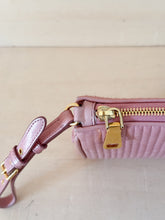 Carica l'immagine nel visualizzatore di Gallery, Miu Miu Pochette Matelassé Con Laccetto Rosa
