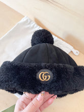 Carica l&#39;immagine nel visualizzatore di Gallery, Gucci Cappello In Shearling Nero Con Pompon
