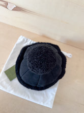 Carica l&#39;immagine nel visualizzatore di Gallery, Gucci Cappello In Shearling Nero Con Pompon
