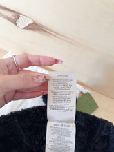 Carica l&#39;immagine nel visualizzatore di Gallery, Gucci Cappello In Shearling Nero Con Pompon
