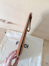 Carica l'immagine nel visualizzatore di Gallery, Fendi Pochette Piatta Cuoio Logo
