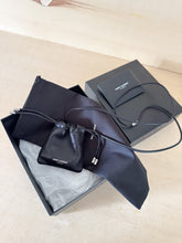Carica l&#39;immagine nel visualizzatore di Gallery, Saint Laurent Porta AirPods E Monete
