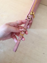 Carica l'immagine nel visualizzatore di Gallery, Miu Miu Pochette Matelassé Con Laccetto Rosa
