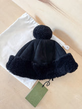 Carica l&#39;immagine nel visualizzatore di Gallery, Gucci Cappello In Shearling Nero Con Pompon
