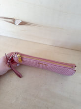 Carica l'immagine nel visualizzatore di Gallery, Miu Miu Pochette Matelassé Con Laccetto Rosa
