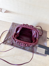 Carica l'immagine nel visualizzatore di Gallery, Bottega Veneta Mini Pouch Liscia Barolo
