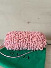 Carica l&#39;immagine nel visualizzatore di Gallery, Bottega Veneta Pouch in ciniglia rosa
