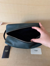 Carica l'immagine nel visualizzatore di Gallery, Fendi Beauty Trousse Medio In Pelle

