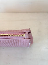 Carica l'immagine nel visualizzatore di Gallery, Miu Miu Pochette Matelassé Con Laccetto Rosa
