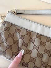 Carica l&#39;immagine nel visualizzatore di Gallery, Gucci Clutch GG Vintage
