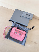 Carica l&#39;immagine nel visualizzatore di Gallery, Balenciaga Portamonete Le Cagole Rosa Con Strass
