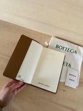 Carica l&#39;immagine nel visualizzatore di Gallery, Bottega Veneta Cover per Agenda
