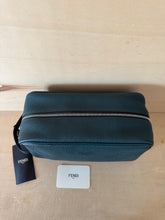 Carica l'immagine nel visualizzatore di Gallery, Fendi Beauty Trousse Medio In Pelle
