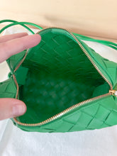 Carica l'immagine nel visualizzatore di Gallery, Bottega Veneta Borsa Mini Loop Color Parakeet
