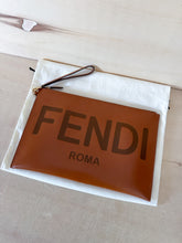 Carica l'immagine nel visualizzatore di Gallery, Fendi Pochette Piatta Cuoio Logo
