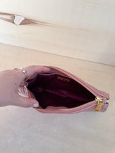 Carica l'immagine nel visualizzatore di Gallery, Miu Miu Pochette Matelassé Con Laccetto Rosa
