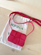 Carica l&#39;immagine nel visualizzatore di Gallery, Bottega Veneta Candy Cassette color fragola
