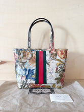 Carica l&#39;immagine nel visualizzatore di Gallery, Gucci Shopper Tote Small GG Supreme Flora
