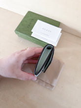Carica l'immagine nel visualizzatore di Gallery, Gucci Portacarte Gilbert GG Turchese
