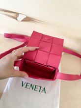 Carica l&#39;immagine nel visualizzatore di Gallery, Bottega Veneta Candy Cassette color fragola
