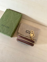 Carica l&#39;immagine nel visualizzatore di Gallery, Gucci portachiavi pouch GG Supreme
