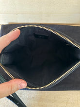Carica l'immagine nel visualizzatore di Gallery, Fendi Mini Clutch Vitello Baltico Nera Con Tracolla
