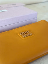 Carica l'immagine nel visualizzatore di Gallery, Miu Miu Bustina Softy Color Melograno
