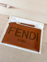 Carica l'immagine nel visualizzatore di Gallery, Fendi Pochette Piatta Cuoio Logo
