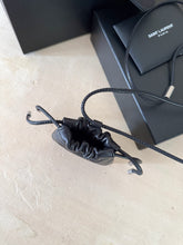 Carica l&#39;immagine nel visualizzatore di Gallery, Saint Laurent Porta AirPods E Monete
