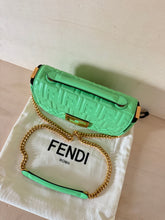 Carica l&#39;immagine nel visualizzatore di Gallery, Fendi Baguette Chain Midi
