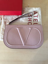 Carica l&#39;immagine nel visualizzatore di Gallery, Valentino Pochette V Logo

