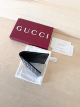 Carica l'immagine nel visualizzatore di Gallery, Gucci Portacarte Verticale GG Shadow Nero/Grigio
