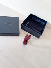 Carica l&#39;immagine nel visualizzatore di Gallery, Saint Laurent Bracciale Cassandre Logo Doppio Giro Stampa Cocco

