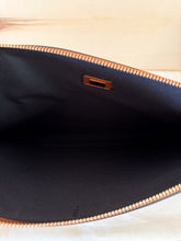 Carica l'immagine nel visualizzatore di Gallery, Fendi Pochette Piatta Cuoio Logo
