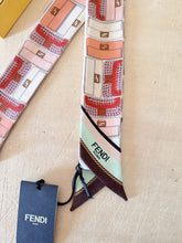 Carica l'immagine nel visualizzatore di Gallery, Fendi Twilly Stampa Baguette Rosa
