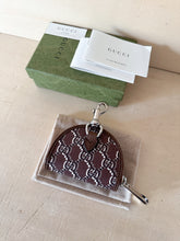 Carica l'immagine nel visualizzatore di Gallery, Gucci Portamonete &amp; Charm Chiavi GG Shadow
