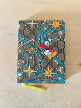 Carica l&#39;immagine nel visualizzatore di Gallery, Gucci Taccuino Limited Edition Small Disney Paperino
