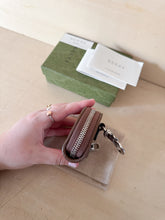 Carica l'immagine nel visualizzatore di Gallery, Gucci Portamonete &amp; Charm Chiavi GG Shadow
