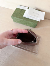 Carica l'immagine nel visualizzatore di Gallery, Gucci Portamonete &amp; Charm Chiavi GG Shadow
