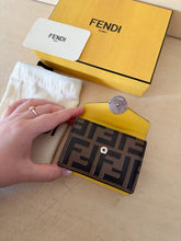 Carica l'immagine nel visualizzatore di Gallery, Fendi Portafoglio Compact FF Round Bicolor
