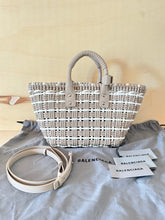 Carica l&#39;immagine nel visualizzatore di Gallery, Balenciaga Borsa Basket Bistro XS Bicolor
