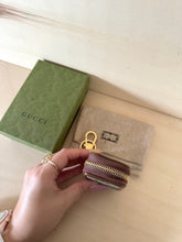 Carica l&#39;immagine nel visualizzatore di Gallery, Gucci portachiavi pouch GG Supreme
