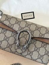 Carica l&#39;immagine nel visualizzatore di Gallery, Gucci borsa Super Mini GG Dionysus
