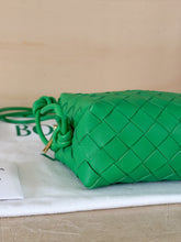 Carica l'immagine nel visualizzatore di Gallery, Bottega Veneta Borsa Mini Loop Color Parakeet
