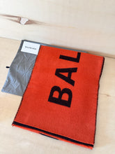 Carica l&#39;immagine nel visualizzatore di Gallery, Balenciaga Sciarpa Logo Scritta Arancione
