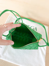 Carica l'immagine nel visualizzatore di Gallery, Bottega Veneta Borsa Mini Loop Color Parakeet
