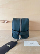 Carica l'immagine nel visualizzatore di Gallery, Fendi Beauty Trousse Medio In Pelle
