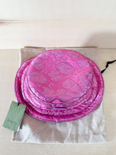 Carica l'immagine nel visualizzatore di Gallery, Gucci Bucket Reversibile Metallic GG Fucsia
